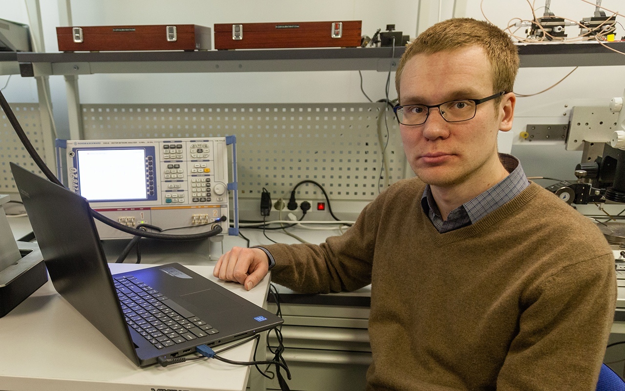 Scientists study particles in a magnetic fluid for use in healthcare