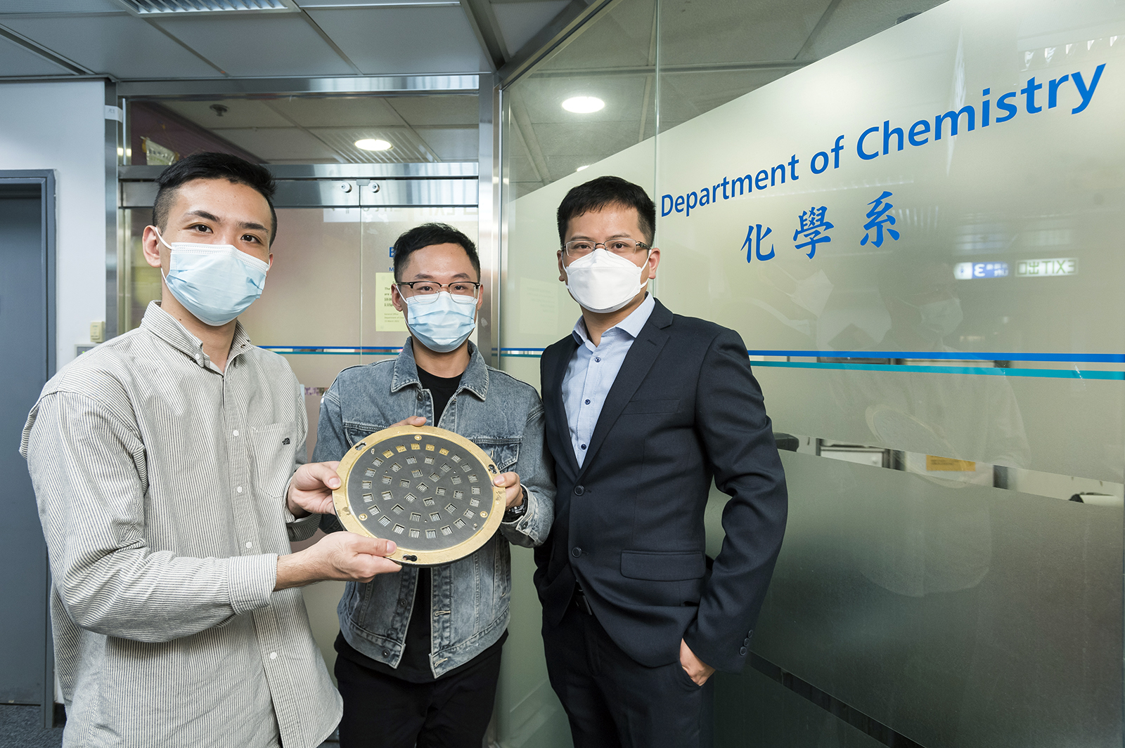 Research co-led by CityU boosts efficiency of perovskite solar cells to record high