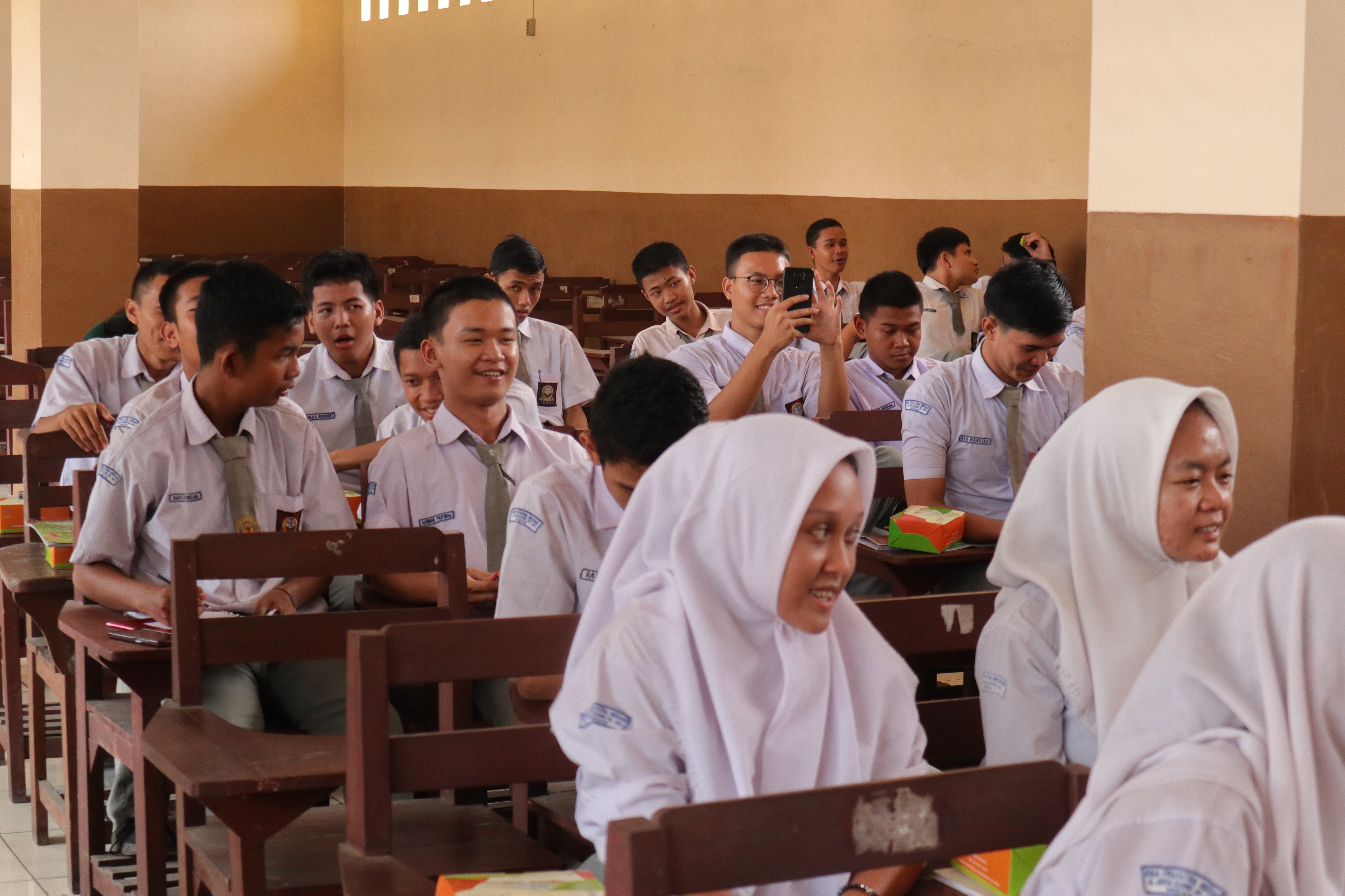FISIP USU communication students hold digital media literacy socialisation in schools to overcome low literacy levels in Indonesia