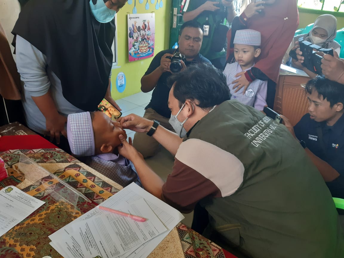 FK UNAIR assists measles outbreak response