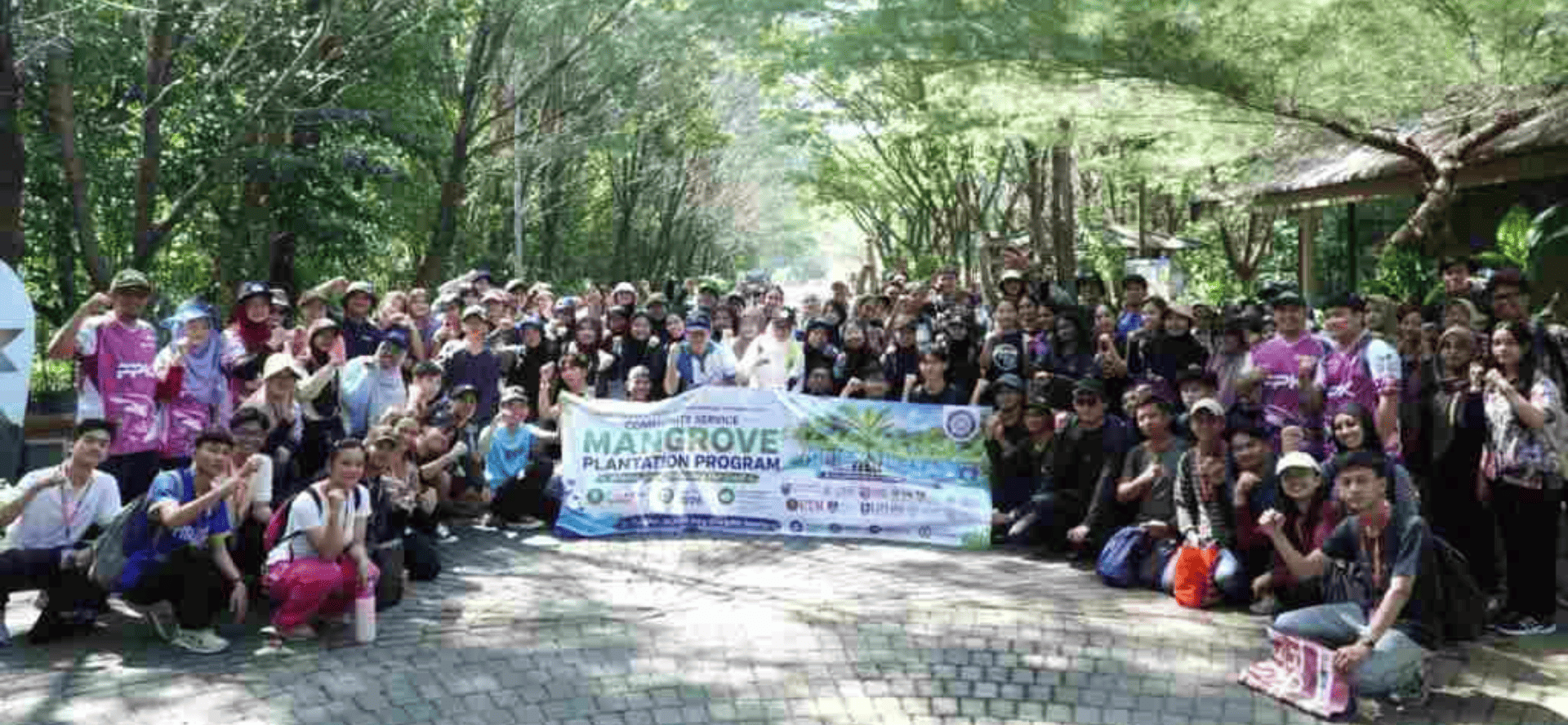 Students plant mangroves with FPK UNAIR